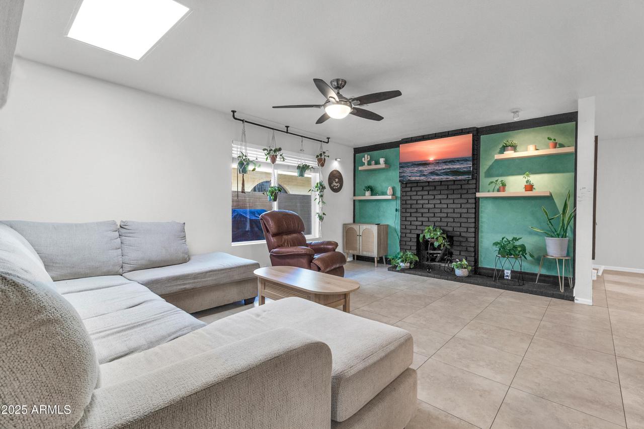 320 W Laguna Dr., Tempe, AZ 85282