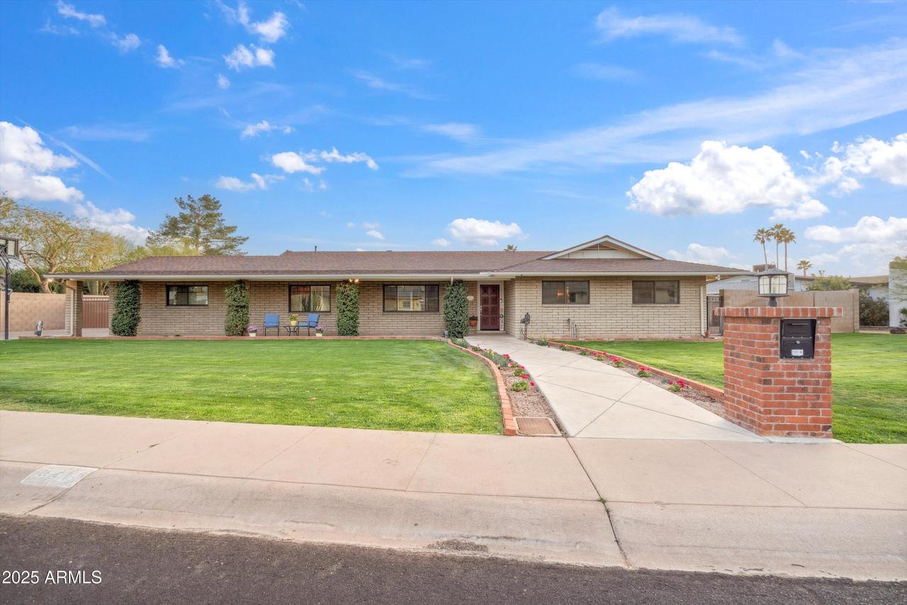 521 E Canterbury Ln., Phoenix, AZ 85022