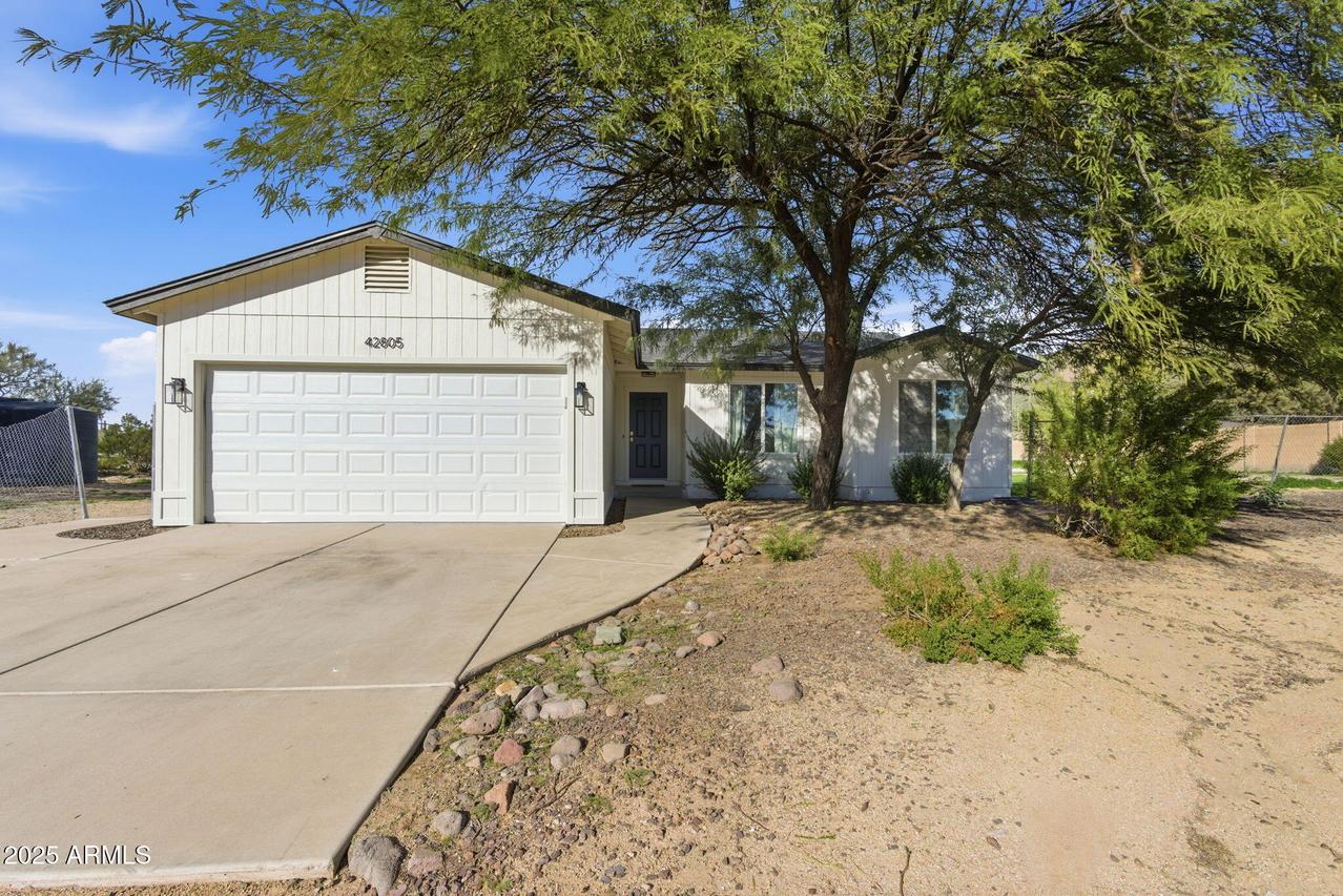 42805 N 7th St., New River, AZ 85087