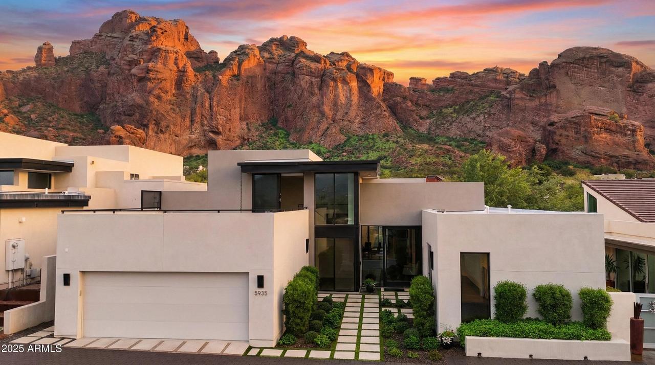 5935 N Echo Canyon Ln., Phoenix, AZ 85018