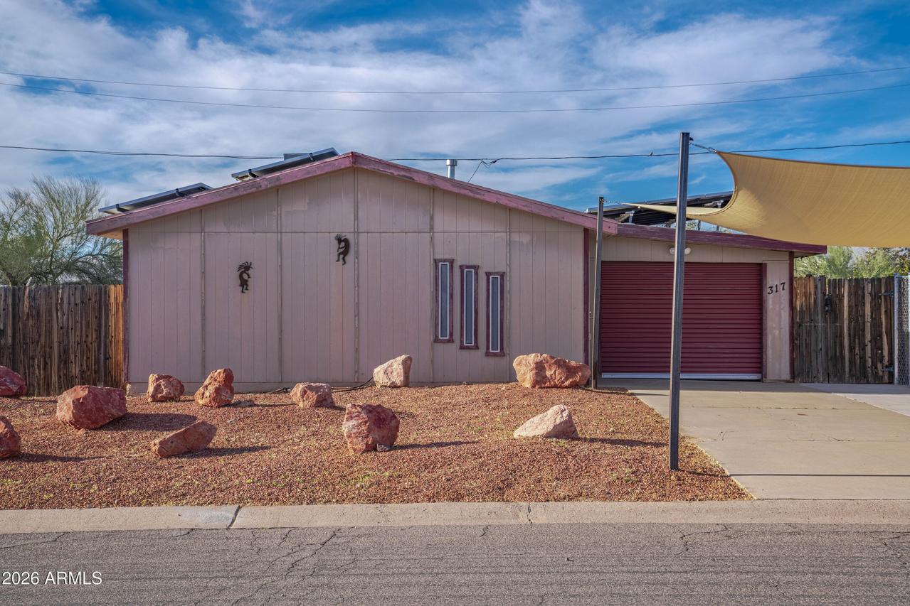 317 Peretz Cir., Morristown, AZ 85342