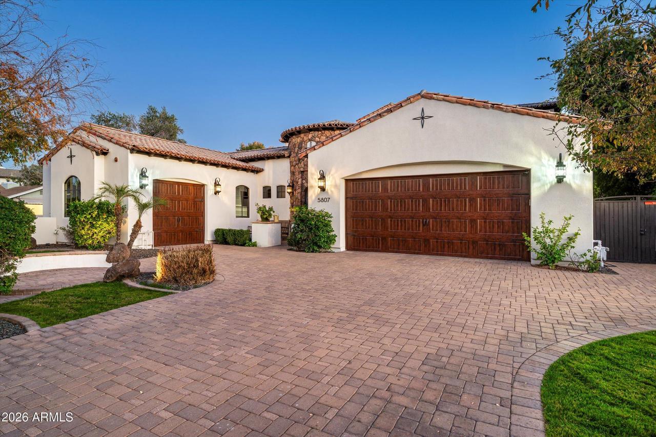 5807 E Orange Blossom Ln., Phoenix, AZ 85018