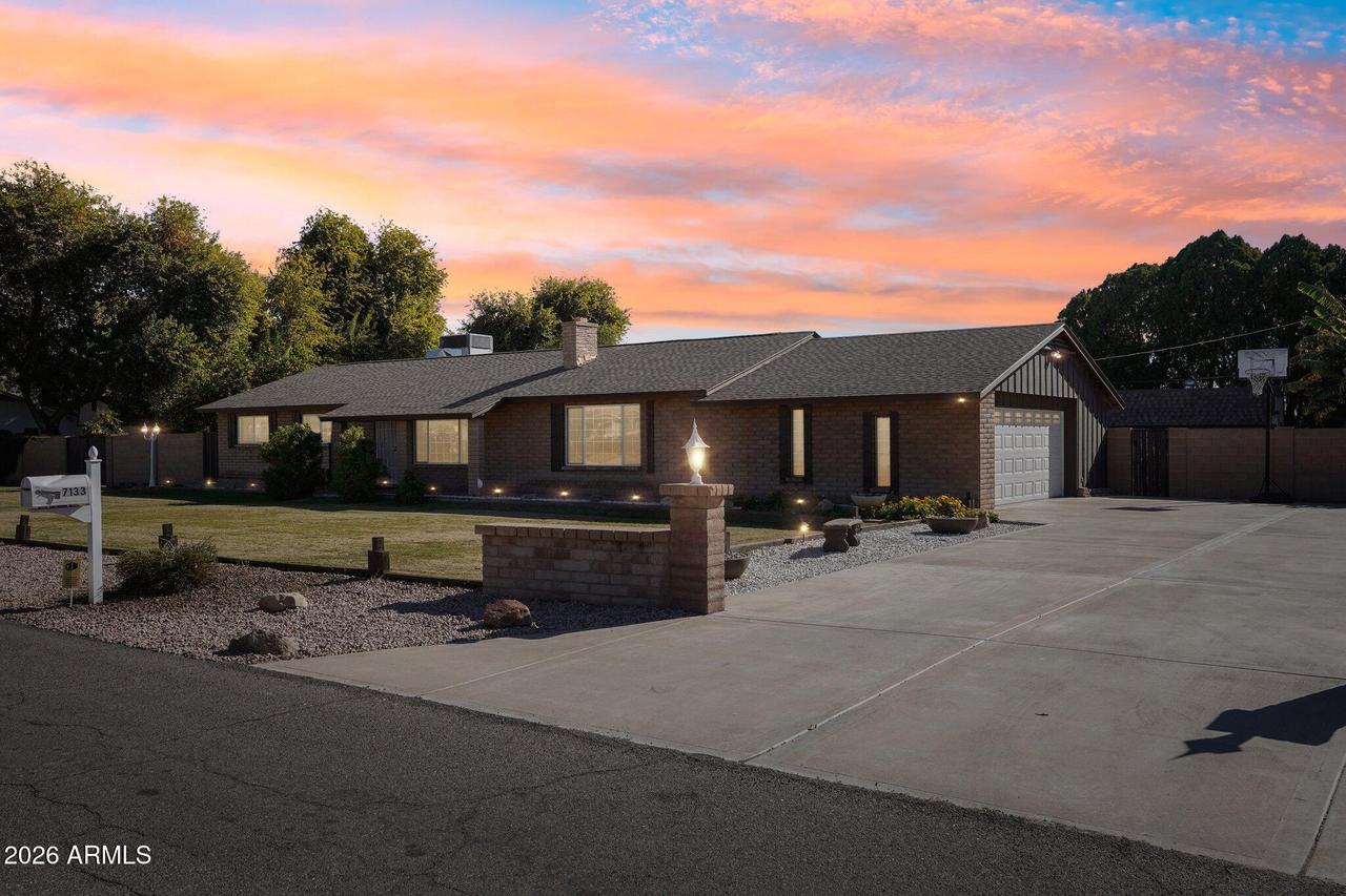 7133 W Banff Ln., Peoria, AZ 85381
