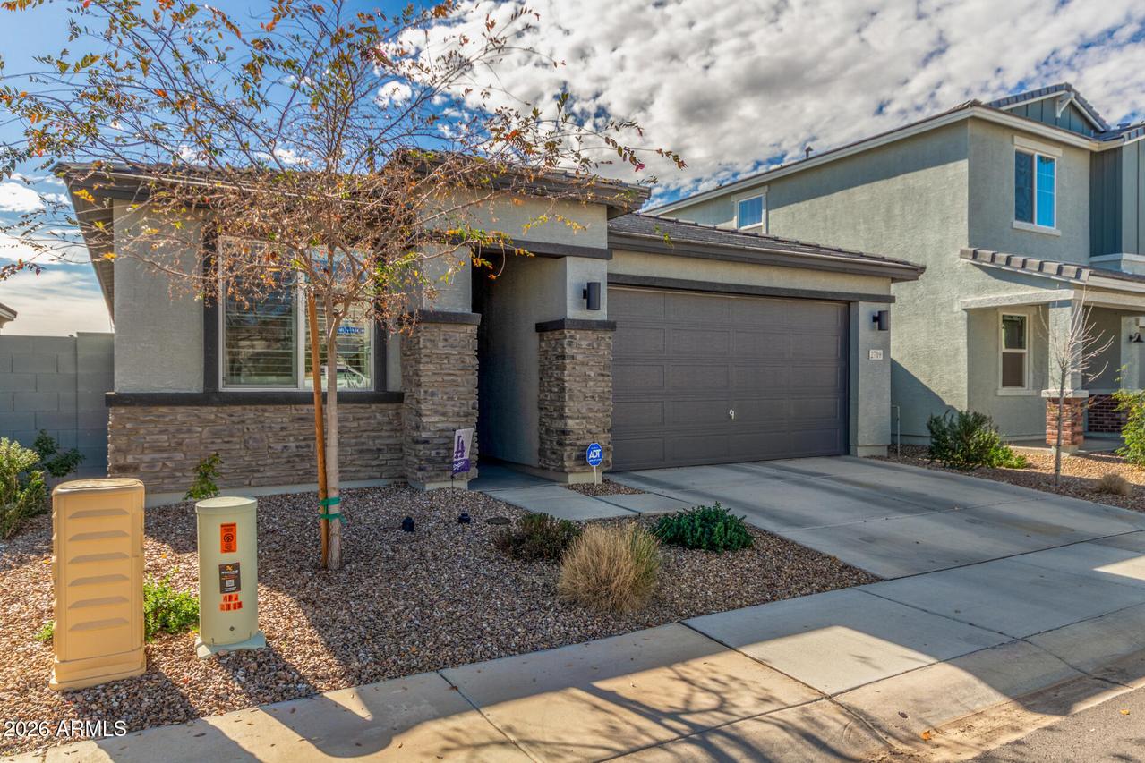 2709 E Houston Ave., Apache Junction, AZ 85119