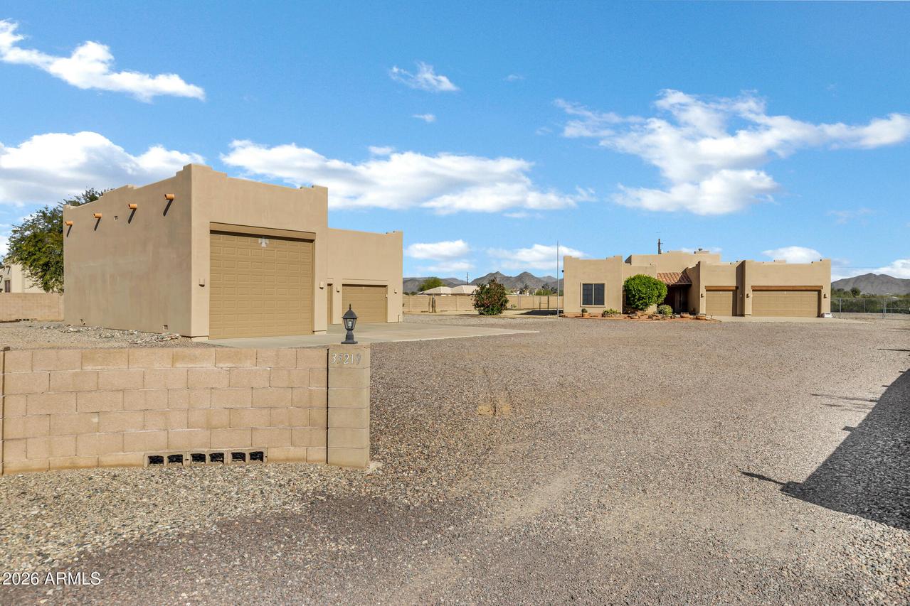 35219 N 10th St., Phoenix, AZ 85086