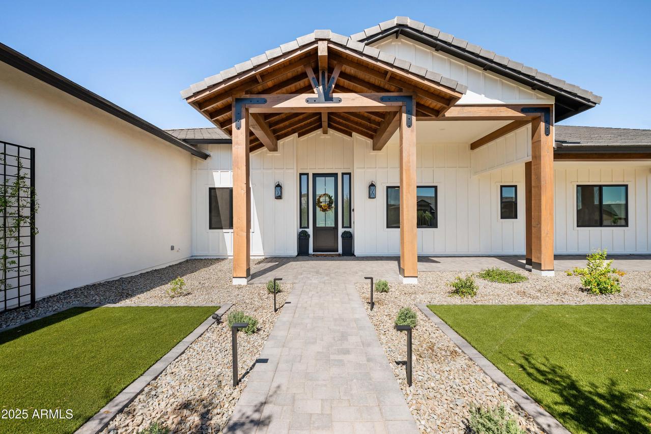 1650 W Lucky Ln., San Tan Valley, AZ 85144