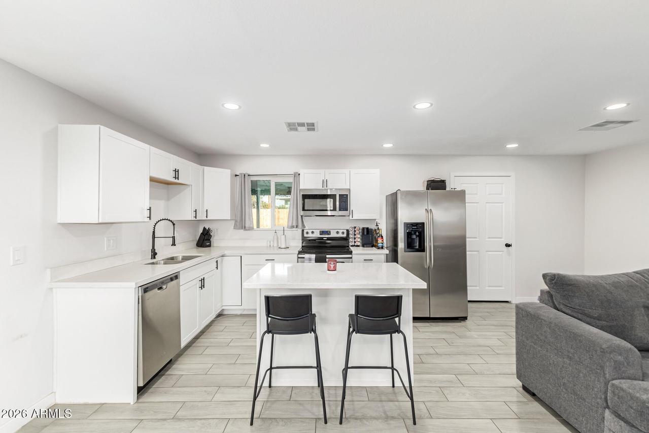 9215 S 7th Ave., Phoenix, AZ 85041