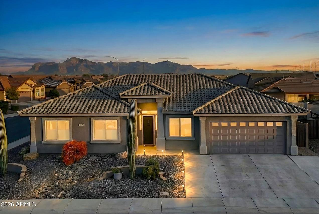 3041 S Lindenwood Cir., Mesa, AZ 85212