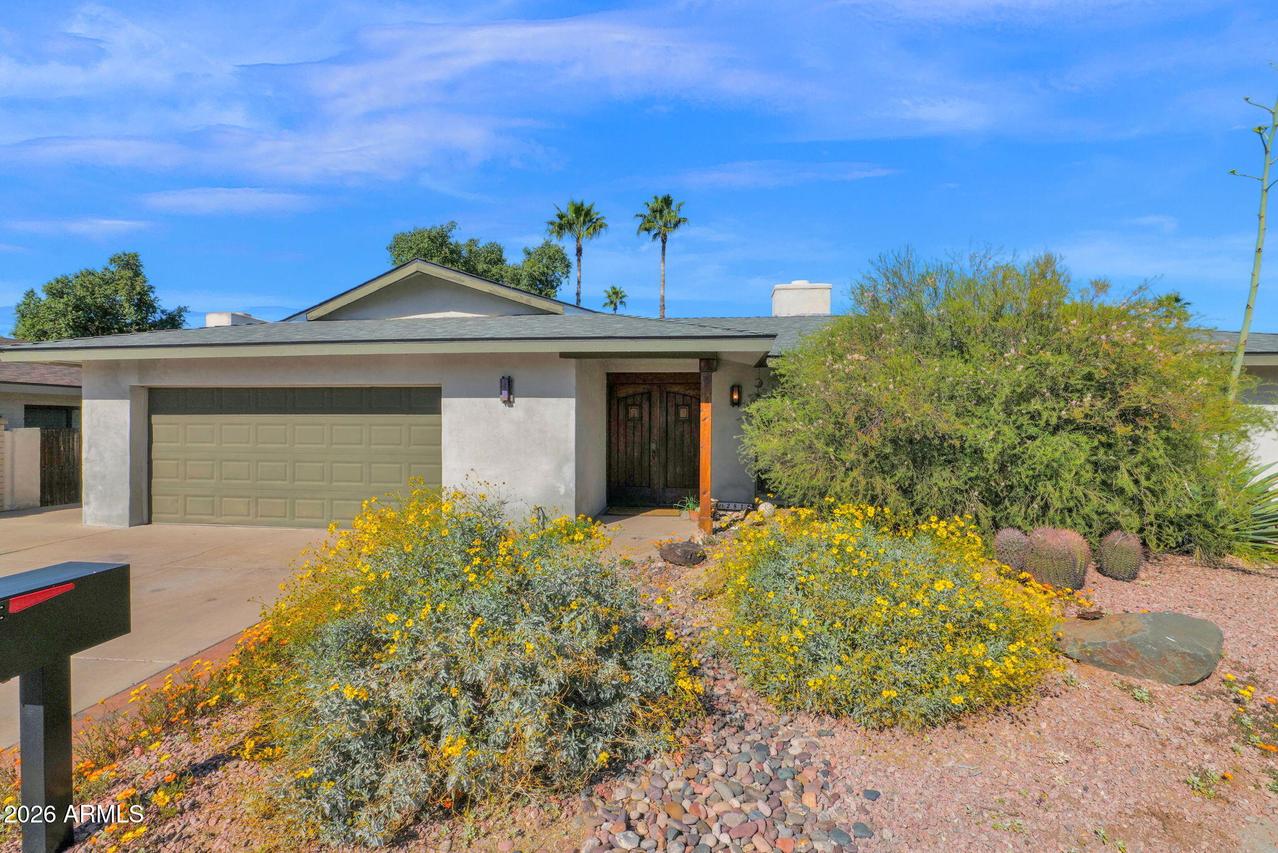 2818 E Calaveros Dr., Phoenix, AZ 85028