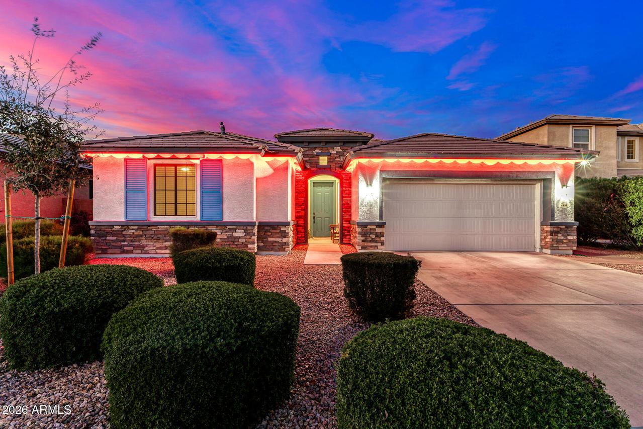 744 W Desert Hollow Dr., San Tan Valley, AZ 85143