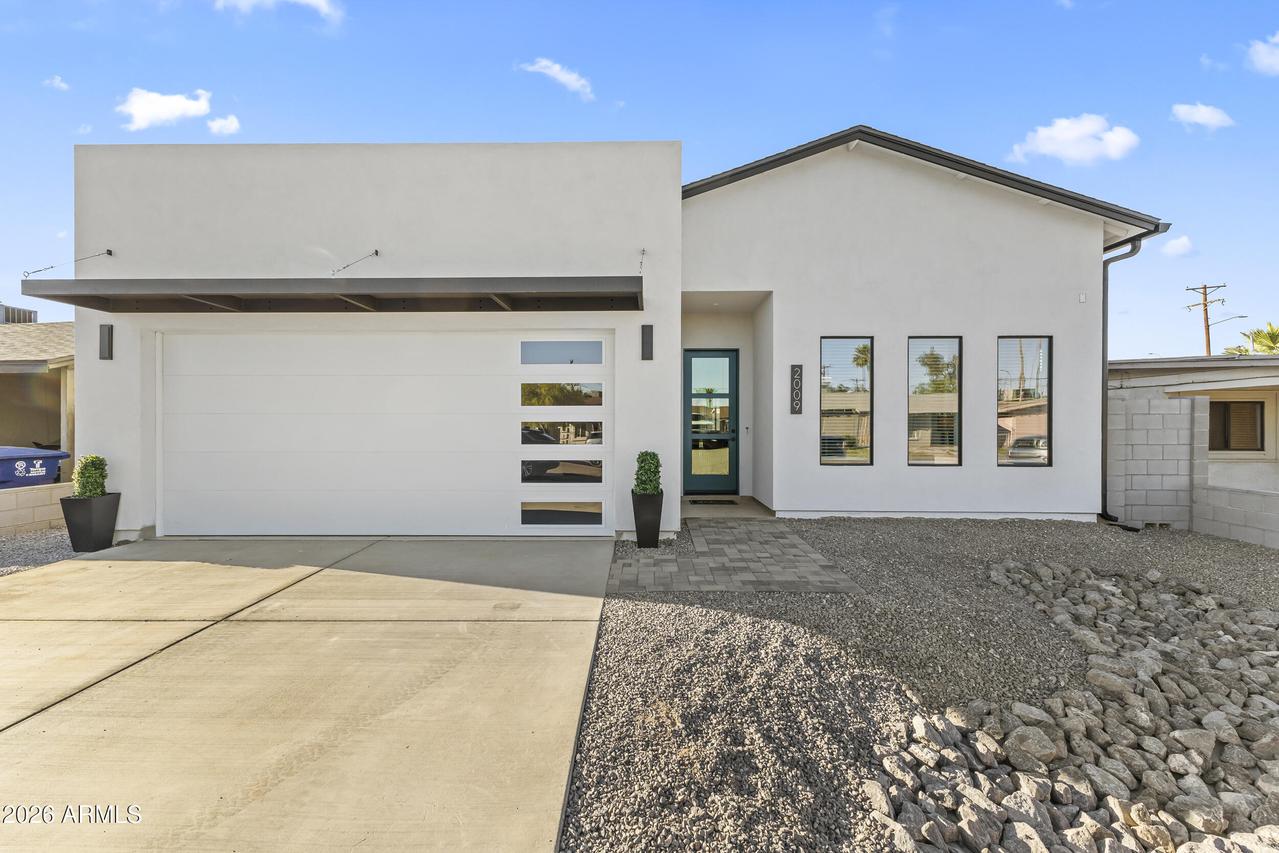 2009 E Don Carlos Ave., Tempe, AZ 85281