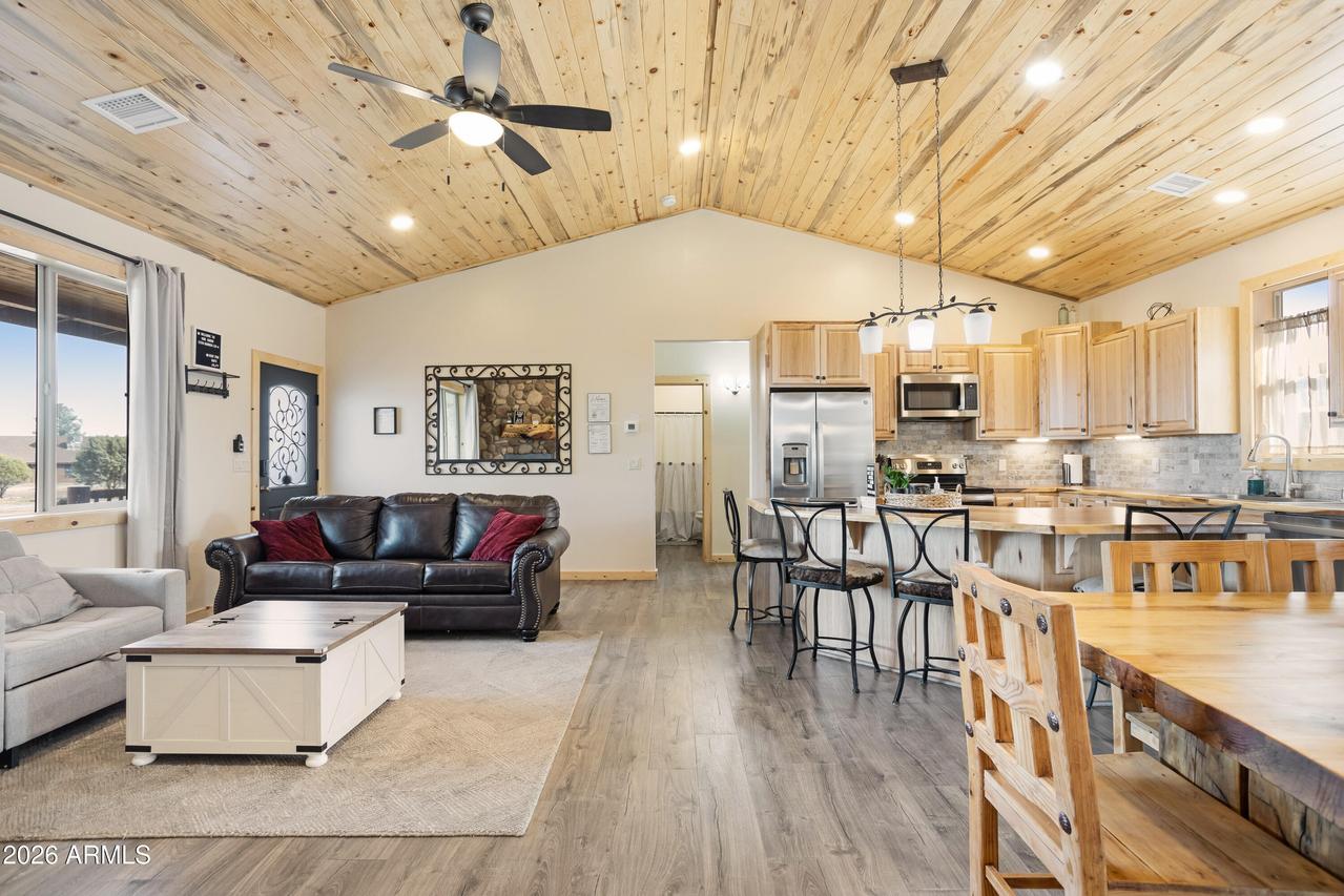 2718 Church Ln., Overgaard, AZ 85933