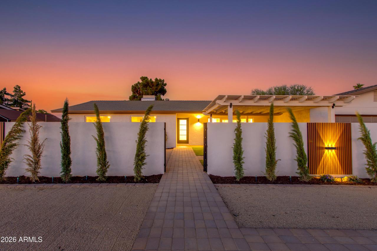 11841 N 24th St., Phoenix, AZ 85028