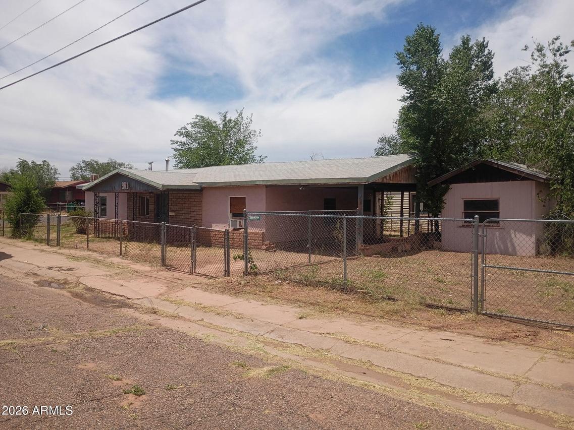 901 N 1st Ave., Holbrook, AZ 86025