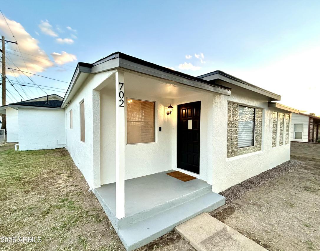 702 Paxton Ave., Miami, AZ 85539