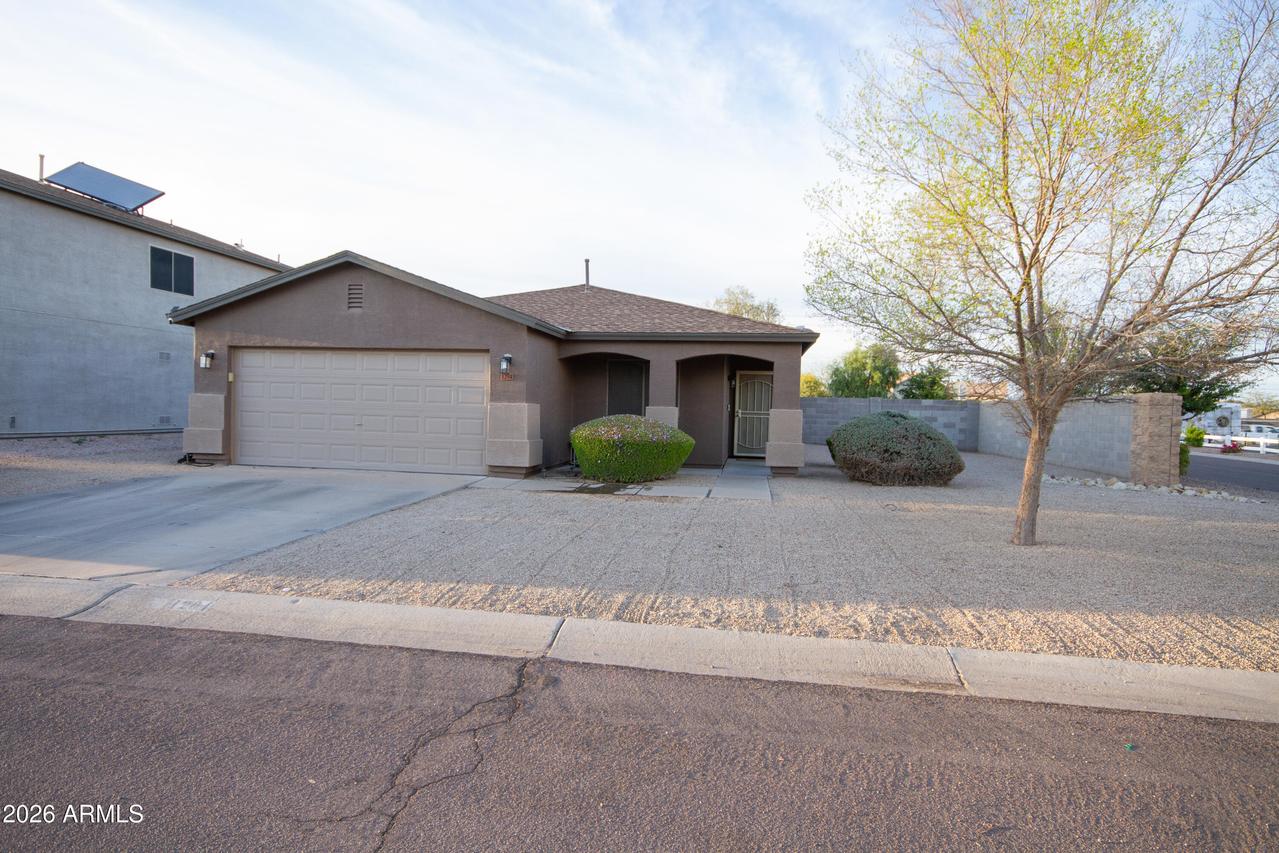 1204 E Silversmith Tr., San Tan Valley, AZ 85143