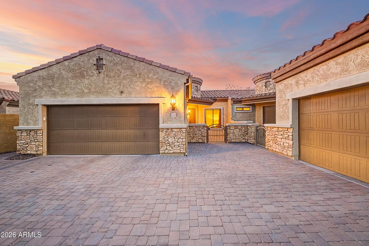 1842 N Red Cliff, Mesa, AZ 85207