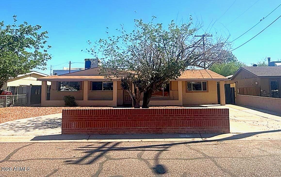 2335 E Beverly Ln., Phoenix, AZ 85022