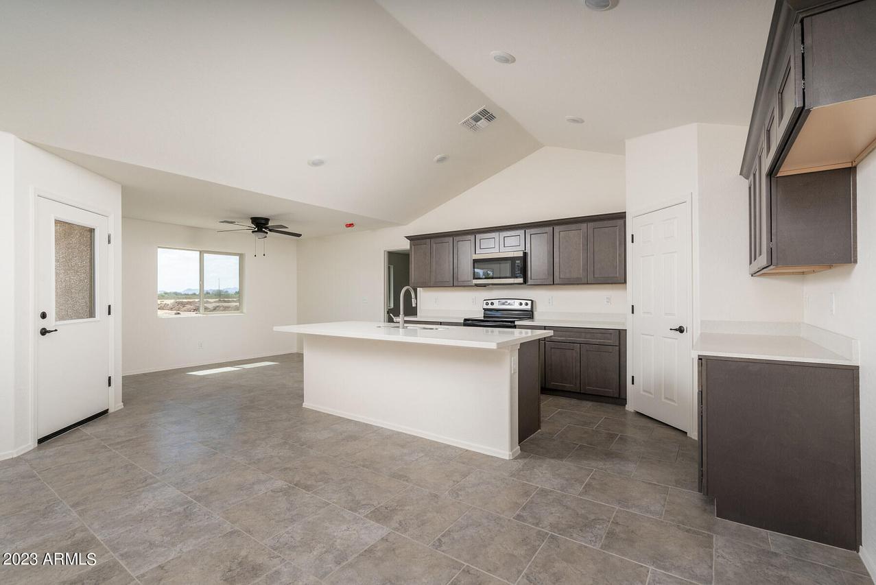 1424 S 334th Ave., Tonopah, AZ 85354