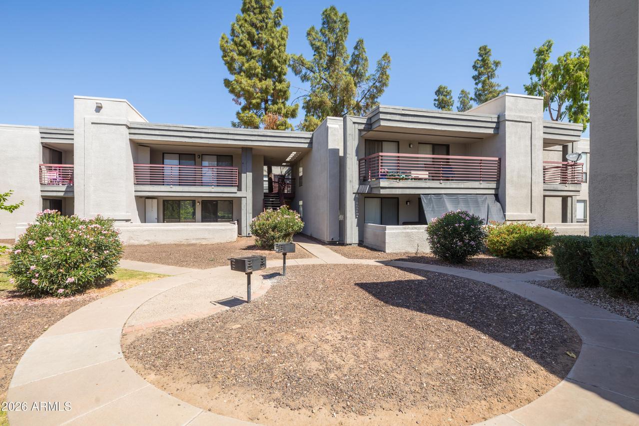 3329 W Danbury Dr. #F211, Phoenix, AZ 85053