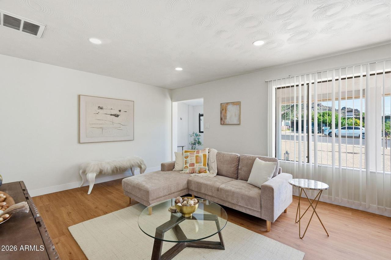 1502 E Hatcher Rd., Phoenix, AZ 85020