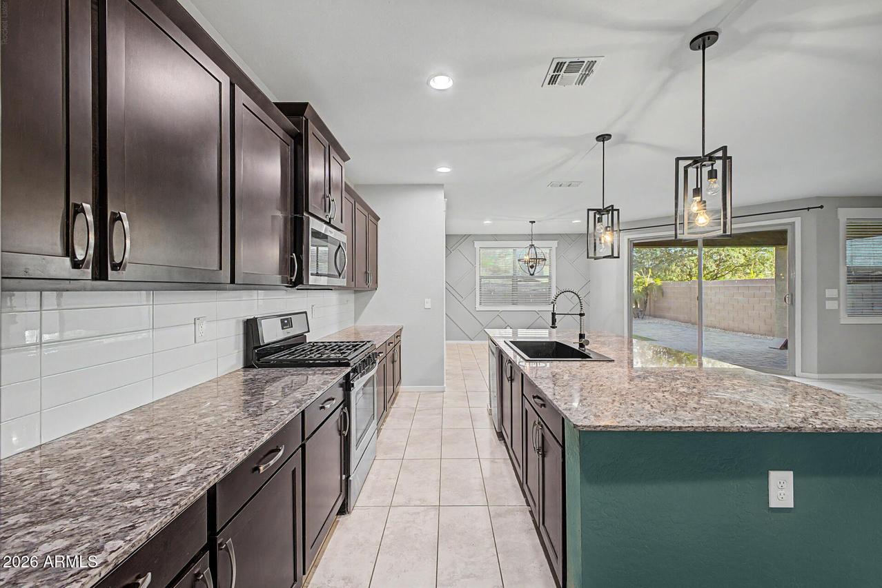 1041 W Glen Canyon Dr., San Tan Valley, AZ 85140