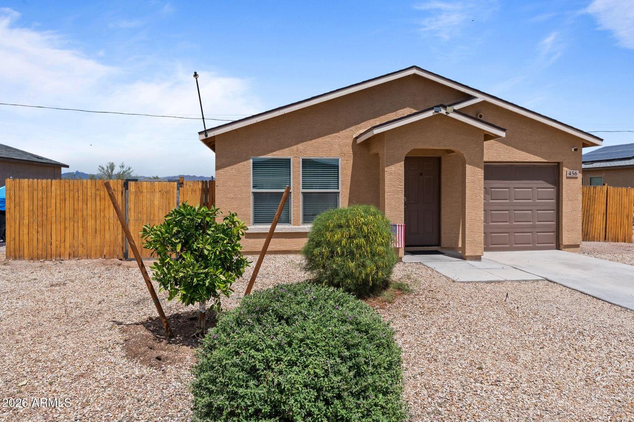 456 Reizen Dr., Morristown, AZ 85342
