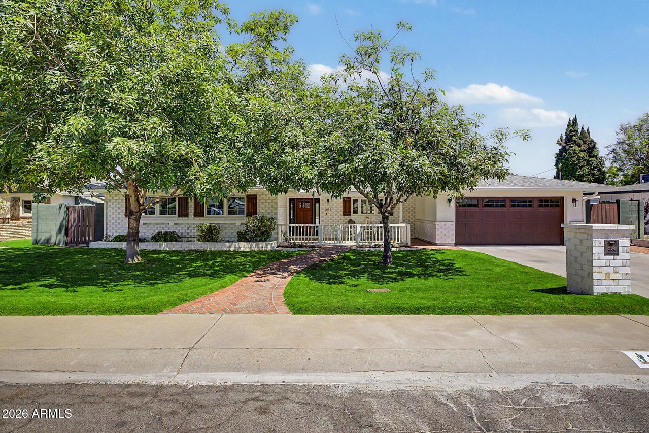 302 E Harmont Dr., Phoenix, AZ 85020