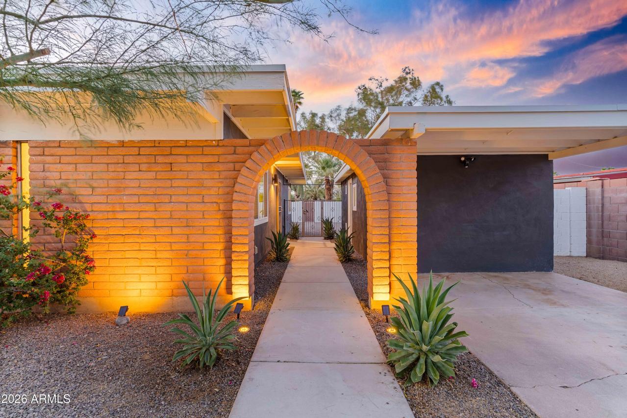 3728 E Sunnyside Dr., Phoenix, AZ 85028