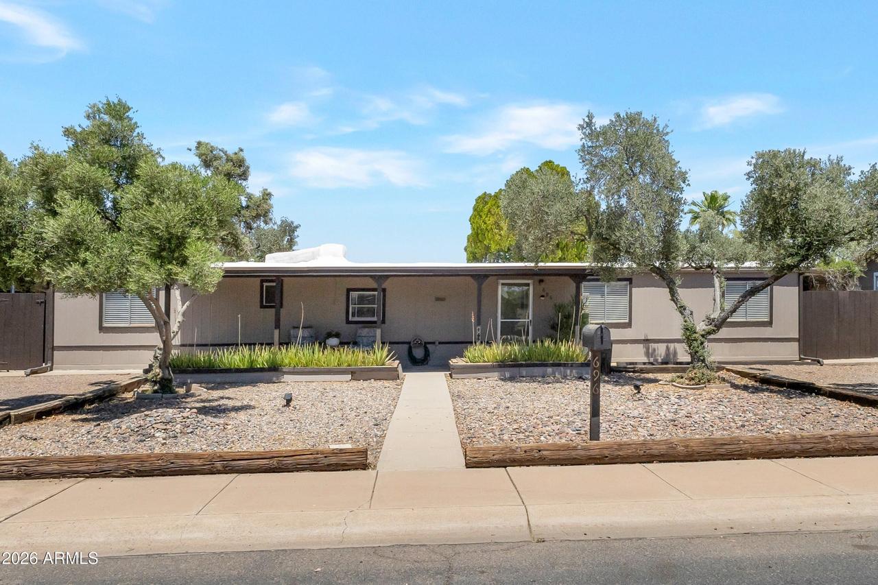 696 W Manor St., Chandler, AZ 85225