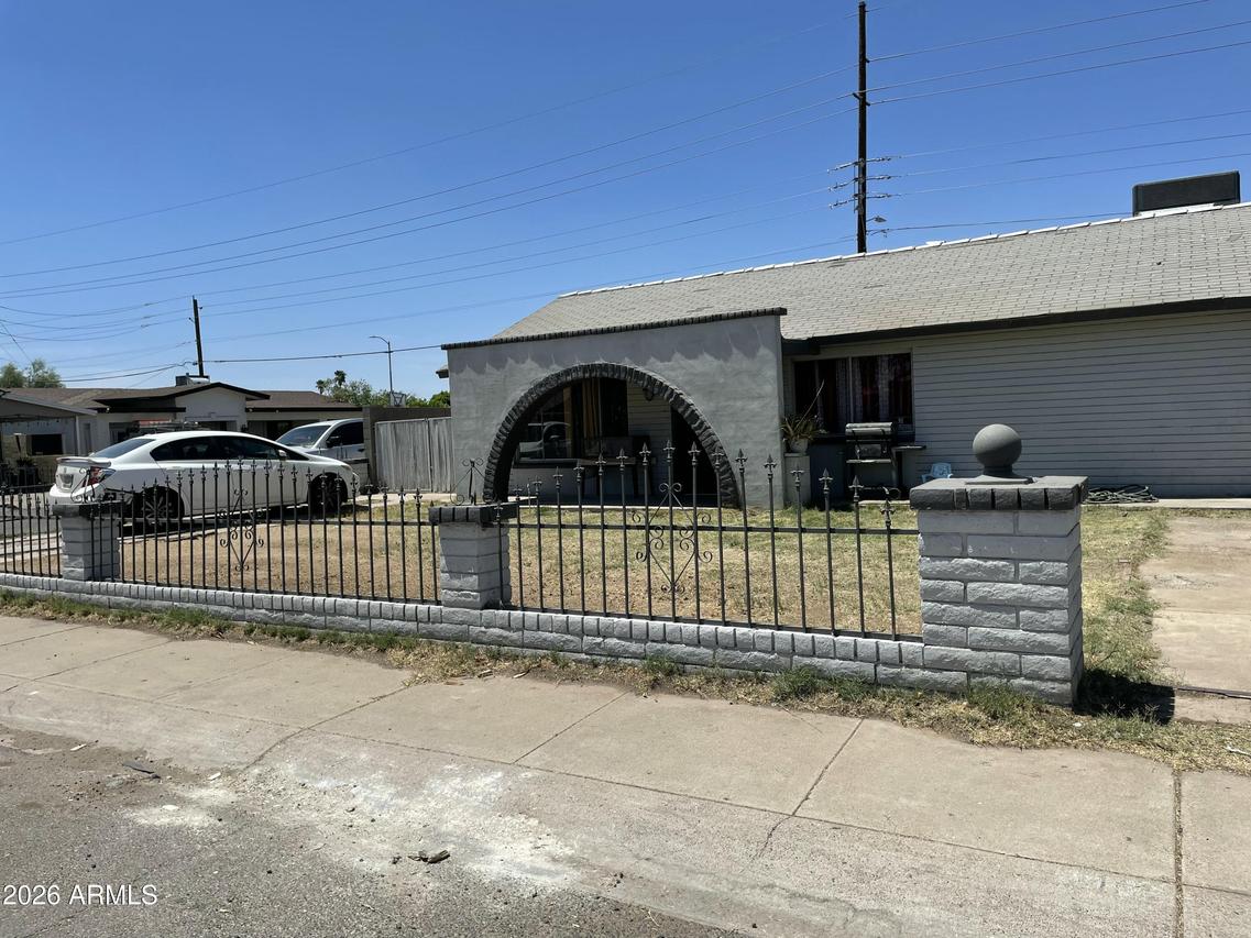 2102 N 50th Ln., Phoenix, AZ 85035