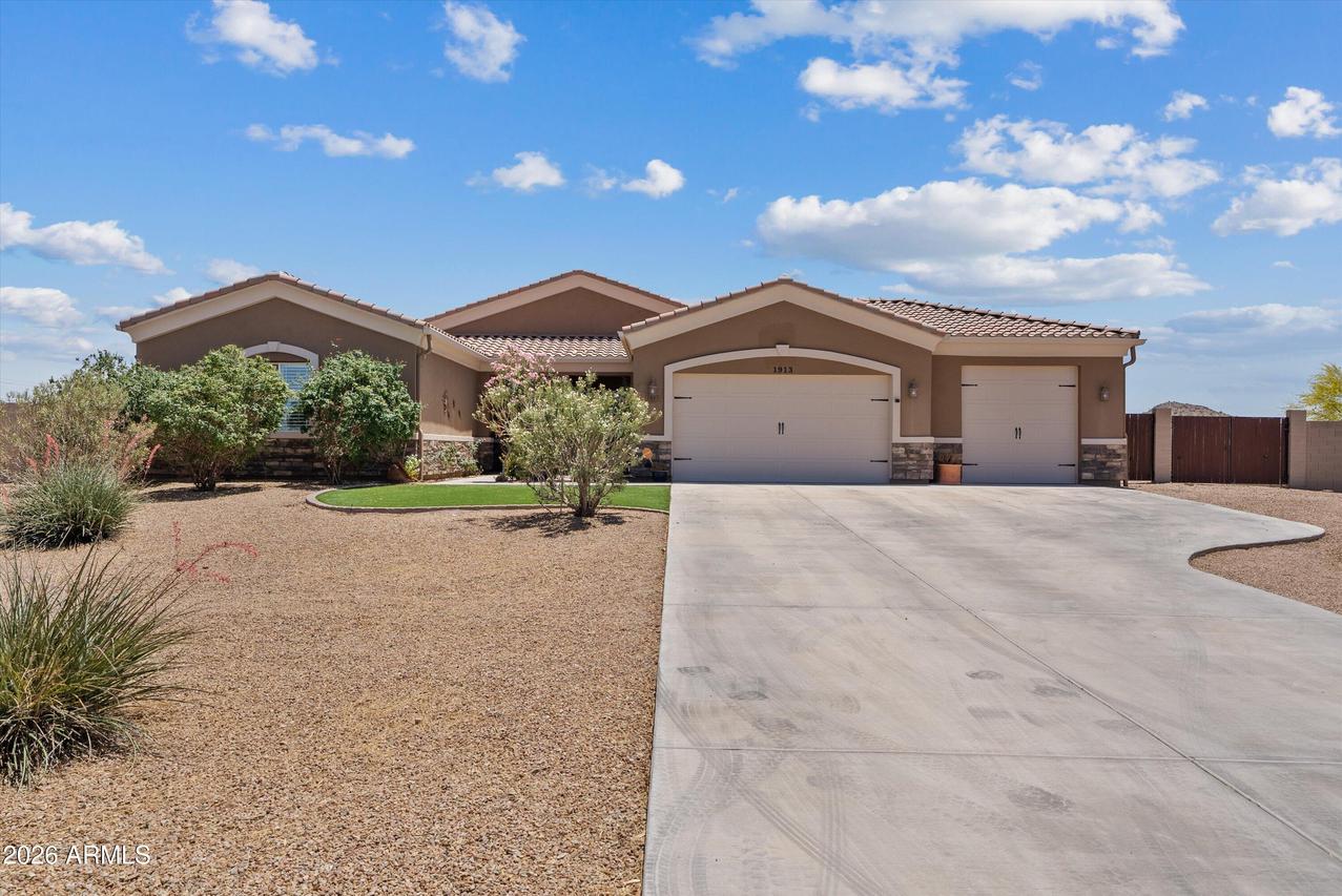 1913 W Laurie Ln., San Tan Valley, AZ 85144