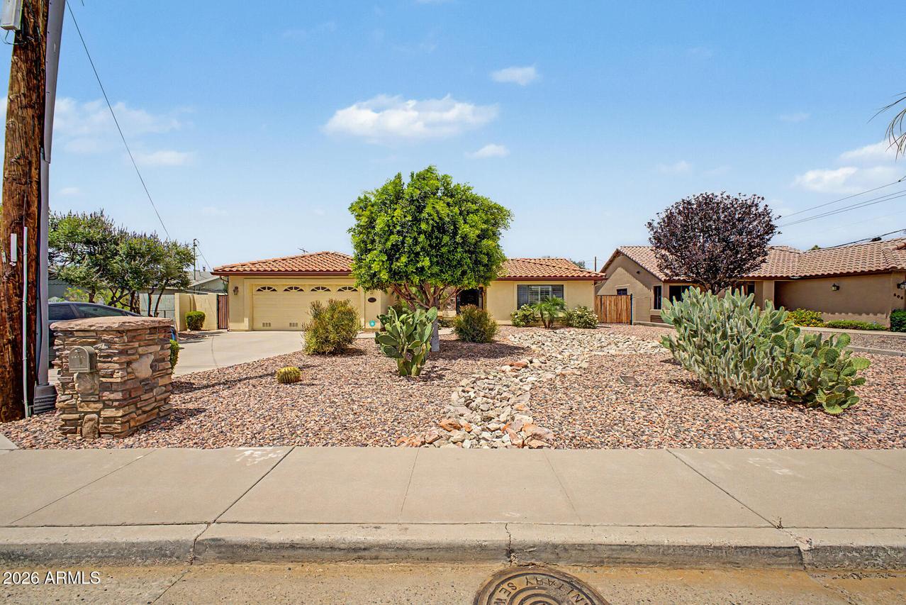 802 E Roberts Rd., Phoenix, AZ 85022
