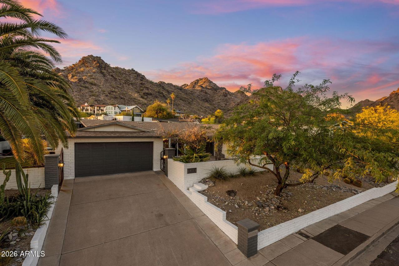 2432 E Piestewa Peak Dr., Phoenix, AZ 85016