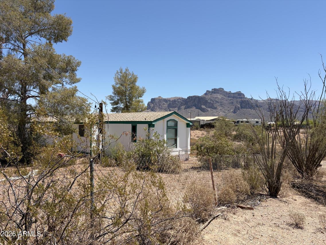 325 N Hilton Rd., Apache Junction, AZ 85119