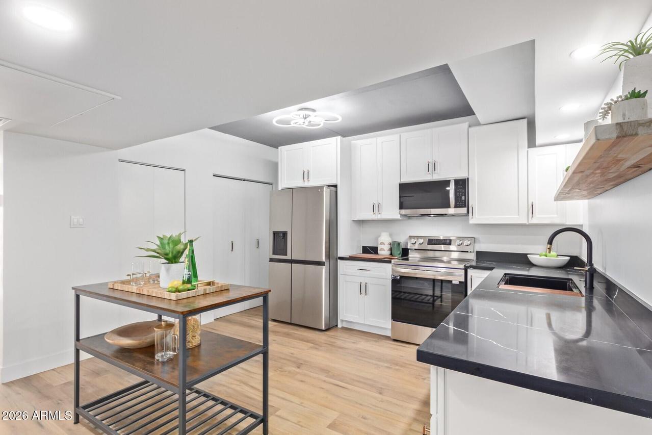 351 E Thomas Rd. #D208, Phoenix, AZ 85012