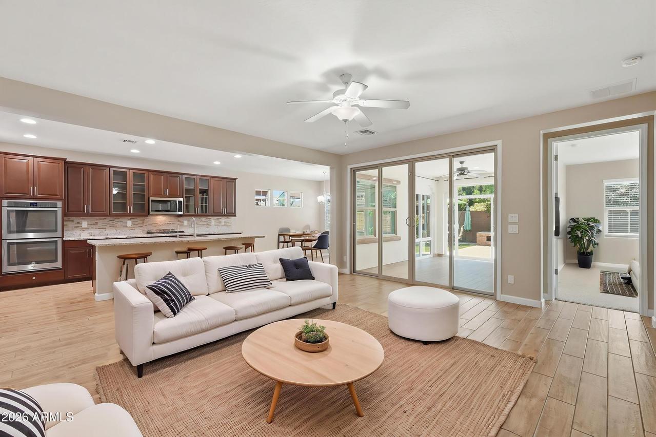 945 W Yellowstone Way, Chandler, AZ 85248