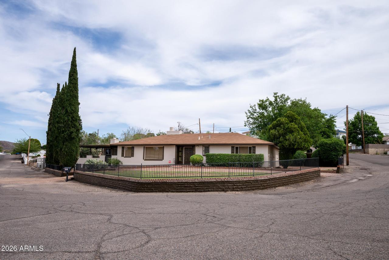 842 1st Ave., Miami, AZ 85539