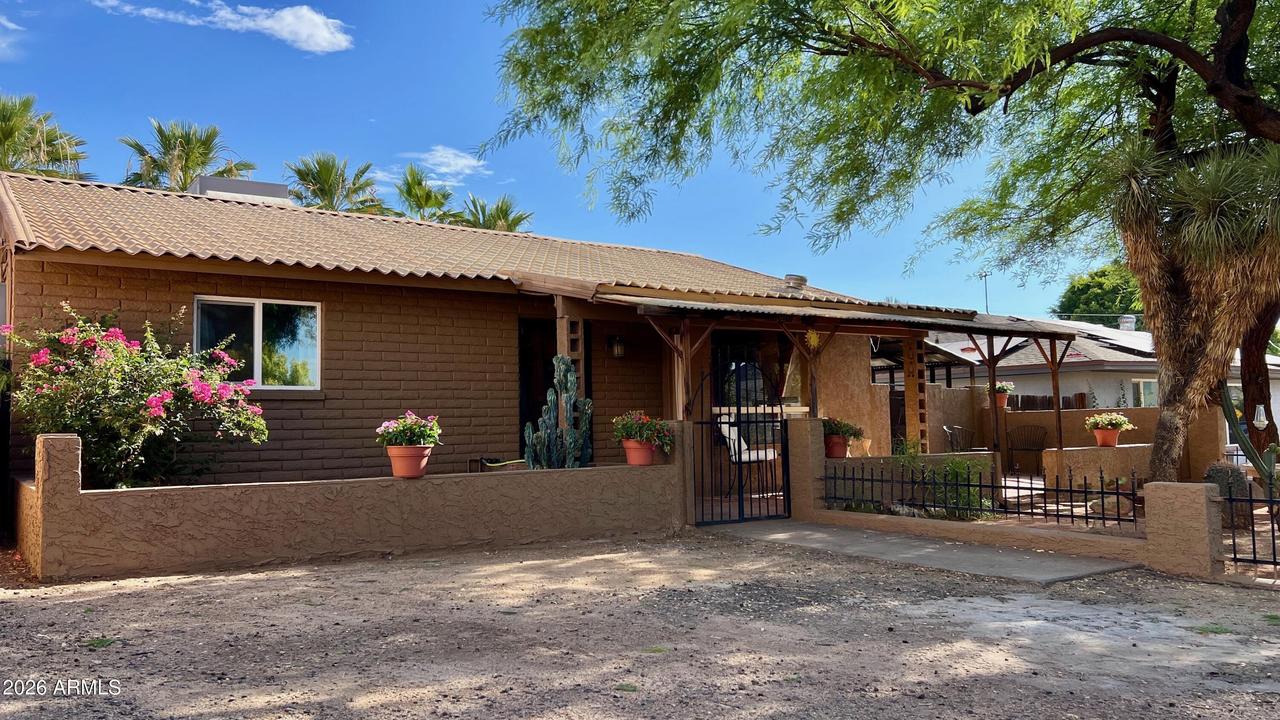1218 E Shangri La Rd., Phoenix, AZ 85020