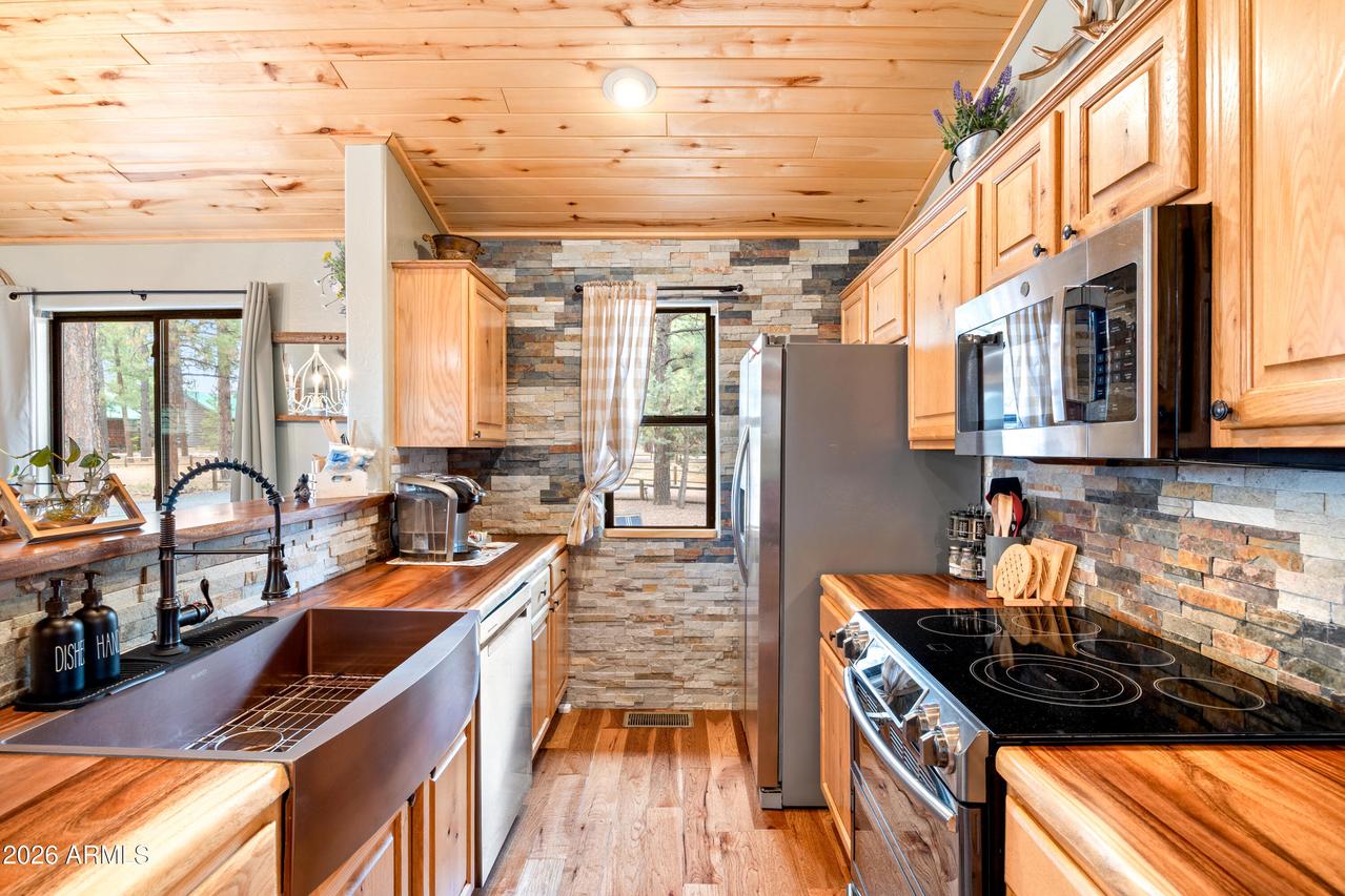 2722 High Pine Loop, Overgaard, AZ 85933
