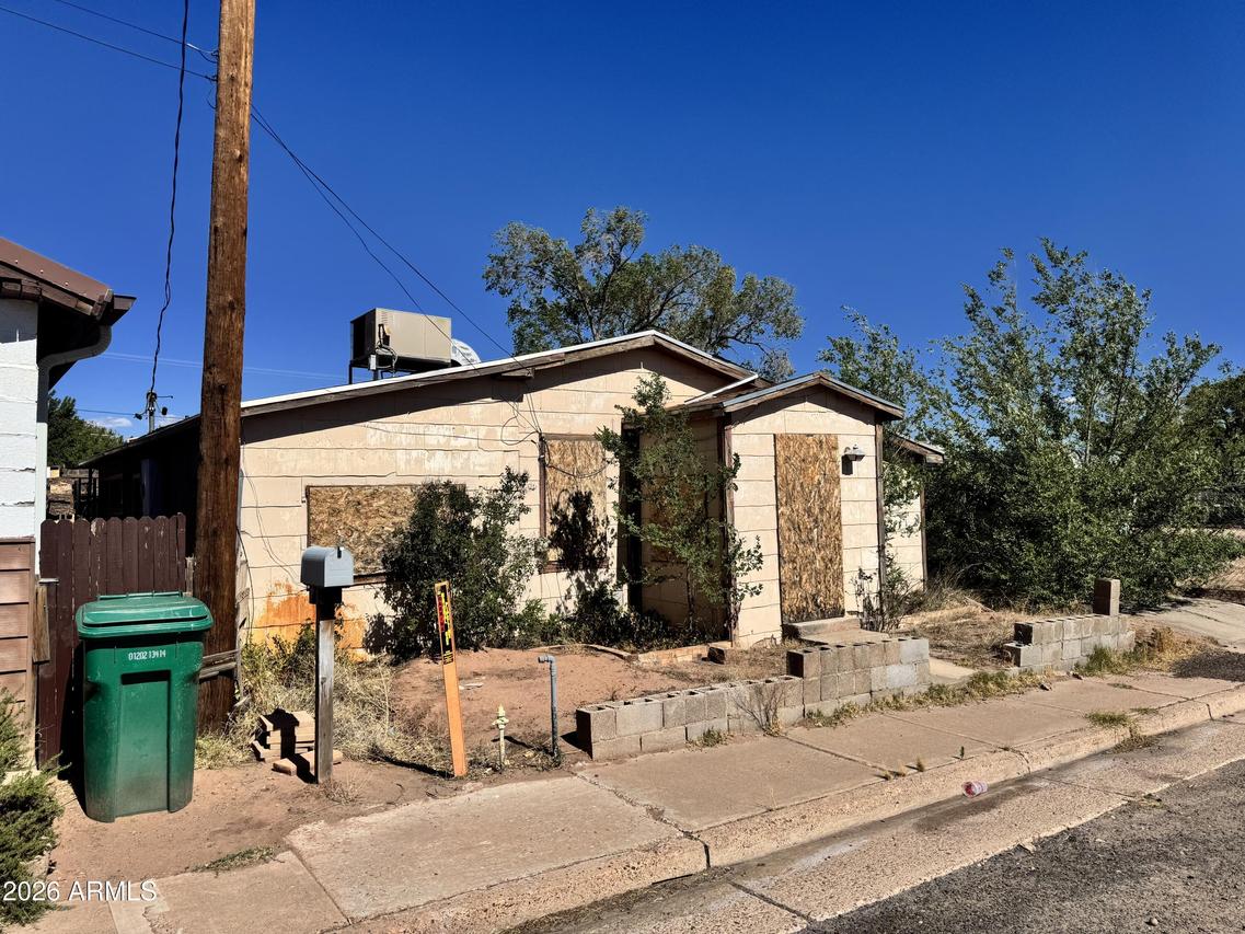 904 N 2nd St., Holbrook, AZ 86025