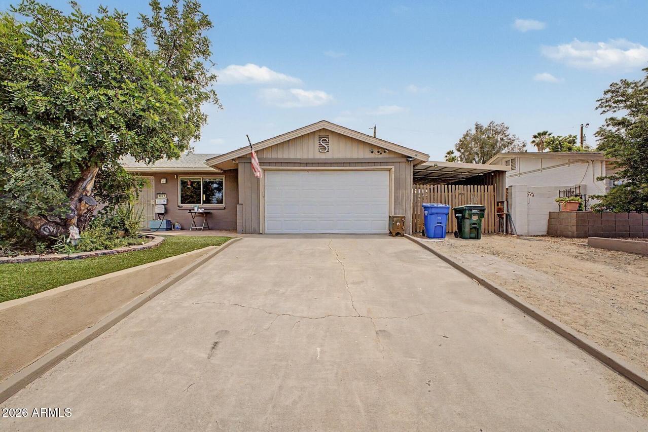 2207 E Acoma Dr., Phoenix, AZ 85022