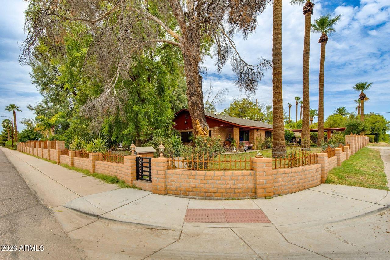 2240 E Whitton Ave., Phoenix, AZ 85016