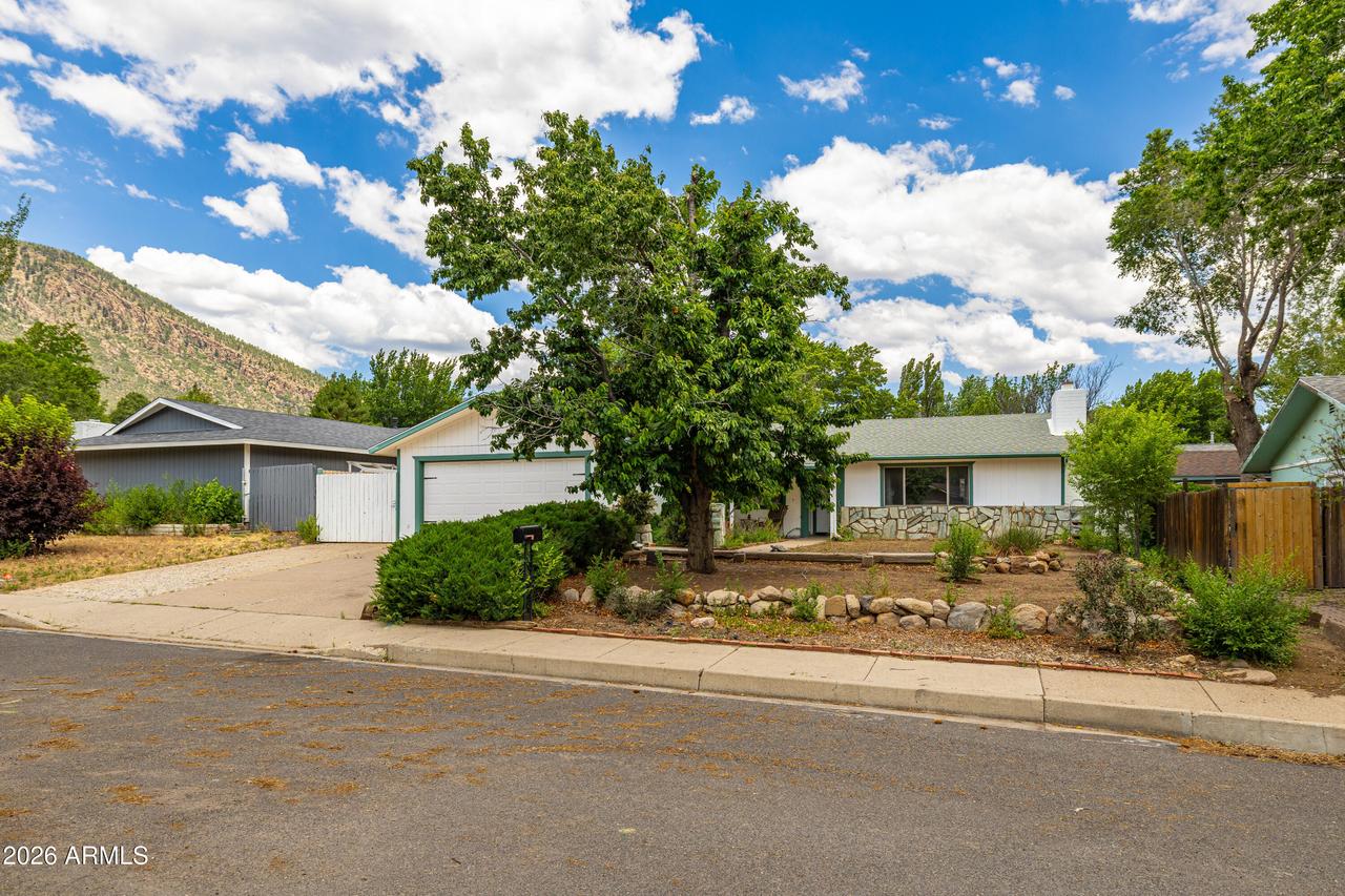 4950 E Broken Bow Dr., Flagstaff, AZ 86004