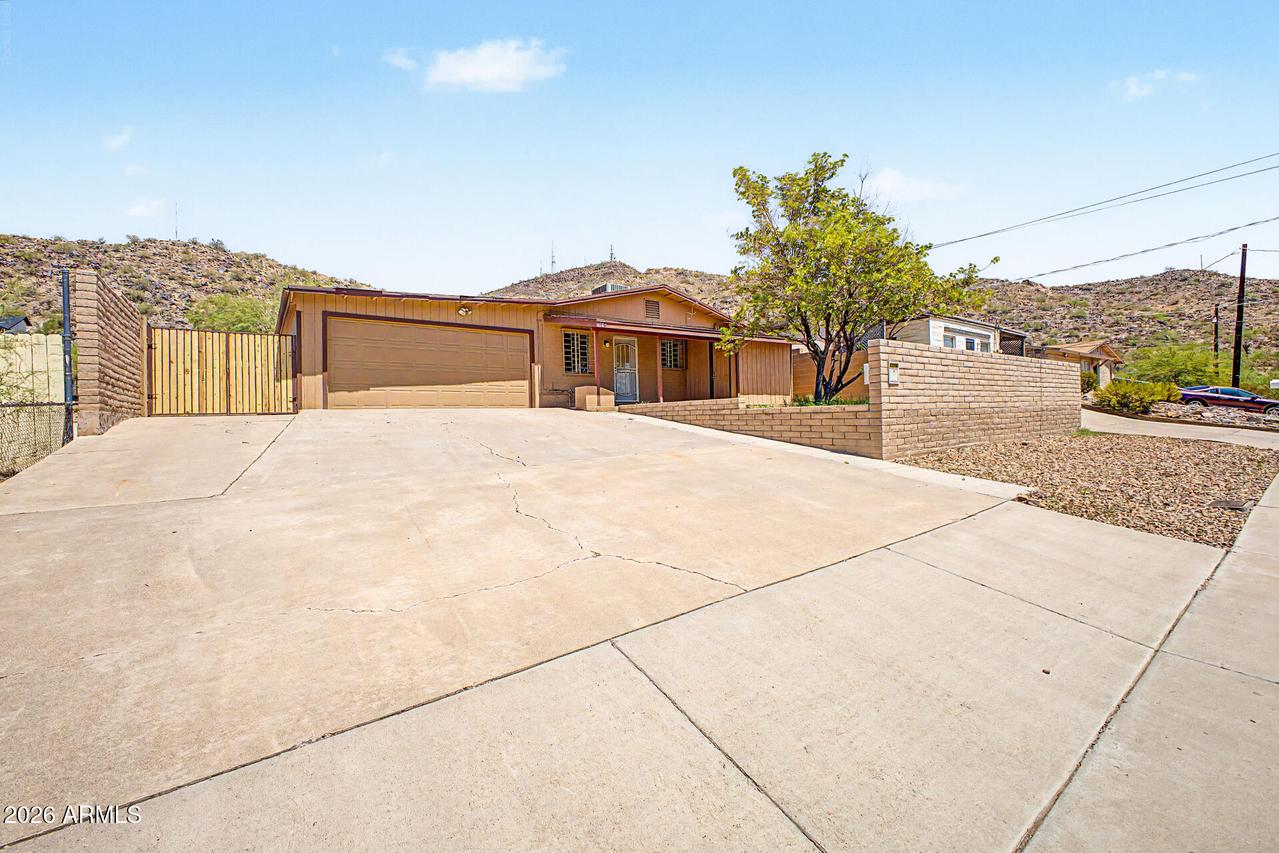 1516 W Shangri La Rd., Phoenix, AZ 85029
