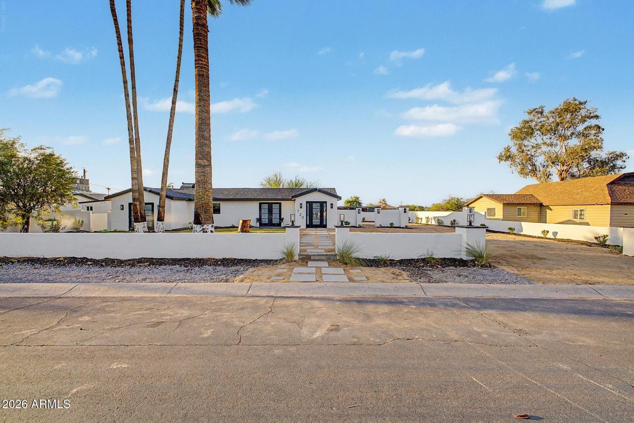 720 E Desert Ln., Phoenix, AZ 85042