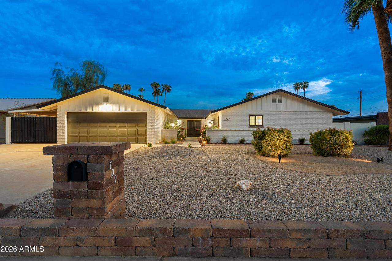 709 E Royal Palm Rd., Phoenix, AZ 85020