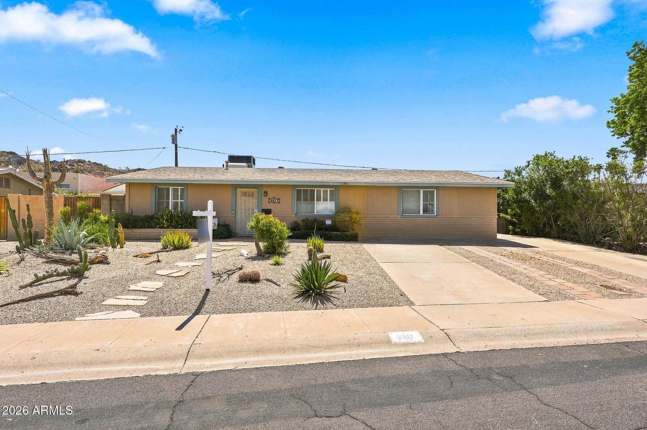 2217 E Acoma Dr., Phoenix, AZ 85022