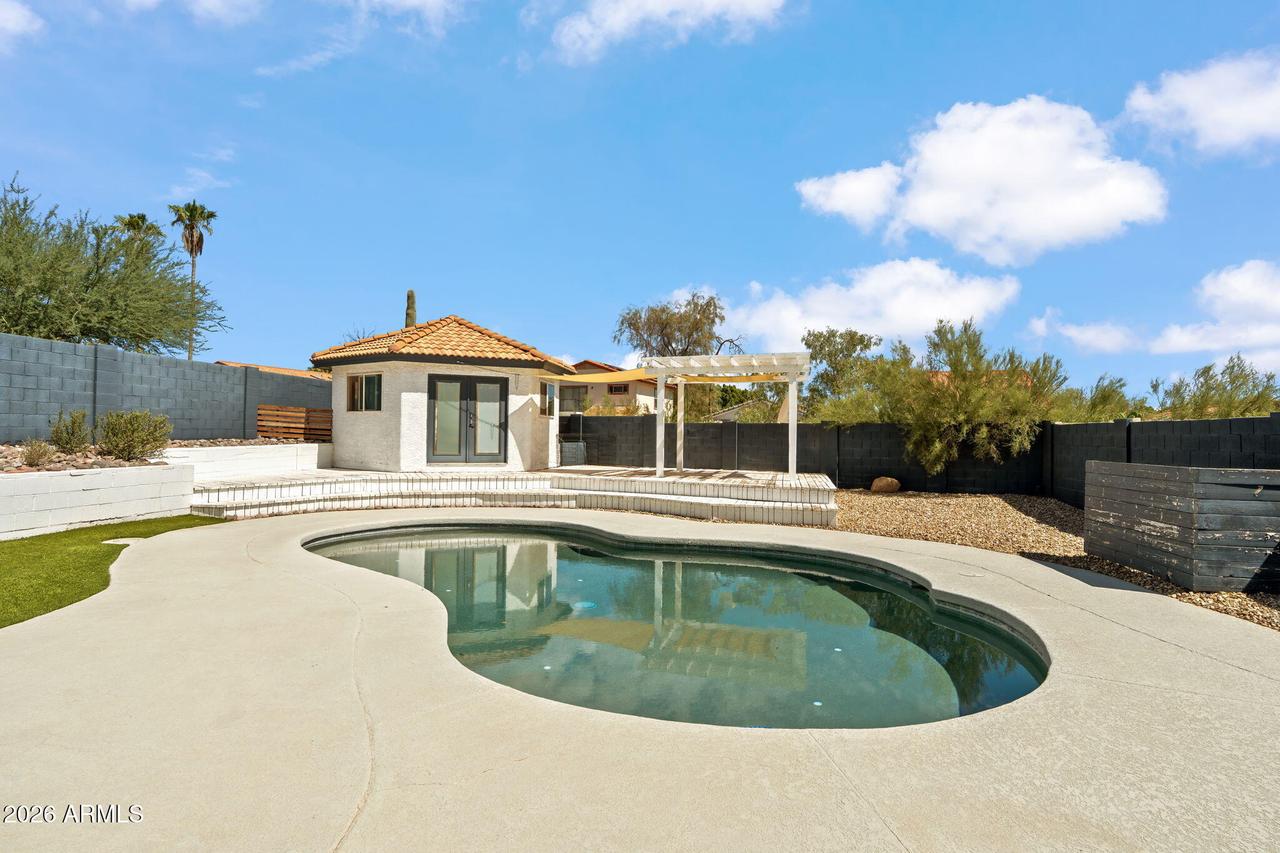 4330 E Vaughn Dr., Phoenix, AZ 85044