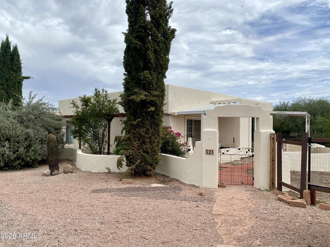 323 S Piedra Negra Dr., Queen Valley, AZ 85118